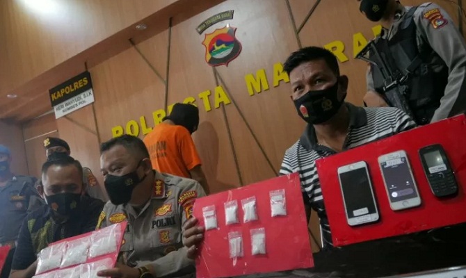 Kapolresta Mataram Kombes Pol Heri Wahyudi bersama anggotanya menunjukkan pengusaha konveksi baju yang ditangkap karena miliki sabu