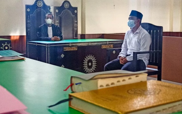 Terdakwa Rio Prasetya Nanda (kanan) duduk di kursi pesakitan mendengarkan vonis hukumannya yang dibacakan majelis hakim Pengadilan Negeri Mataram