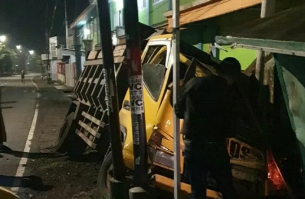 Dam truk mengalami Laka Lantas Out Off Control di jalan umum Kampung Mispalah Kelurahan Prapen Kecamatan Praya, Kabupaten Lombok Tengah sehingga menabrak pagar tembok sekolah