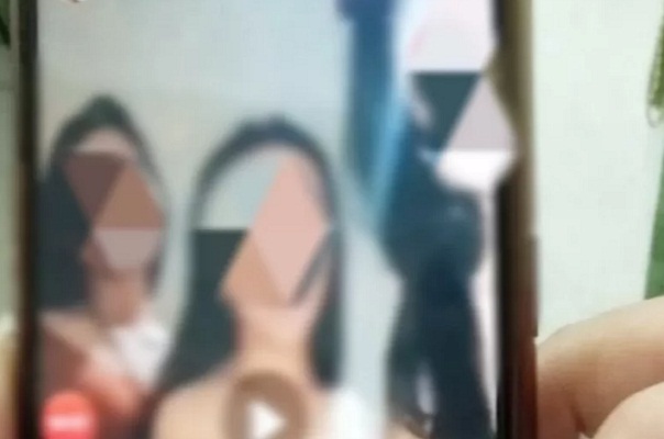 Ketiga remaja putri yang diamankan polisi setelah video siaran langsung yang dibuat melalui aplikasi Instagram beredar luas