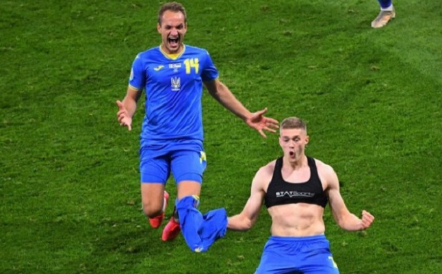 Penyerang tim nasional Ukraina Artem Dovbyk melakukan selebrasi bersaman Yevhen Makarenko