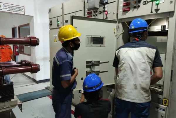 Petugas PLN UPK Lombok melakukan pemeriksaan pembangkit.