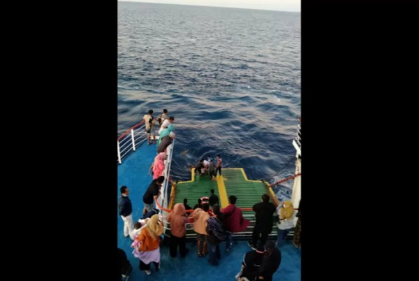 emuda asal Bima, Selasa pagi sekitar pukul 06.00 Wita mencoba mengakhiri hidupnya dengan cara melompat dari atas anjungan kapal feri KMP Suramadu