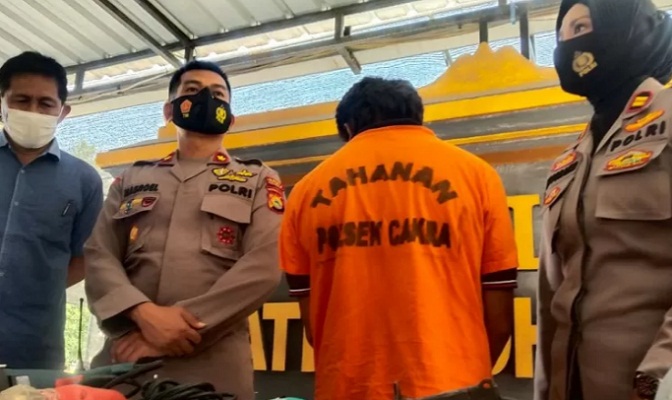 Kapolsek Cakranegara menunjukkan barang bukti dan tersangka kasus pembobolan toko bangunan di Mataram, NTB