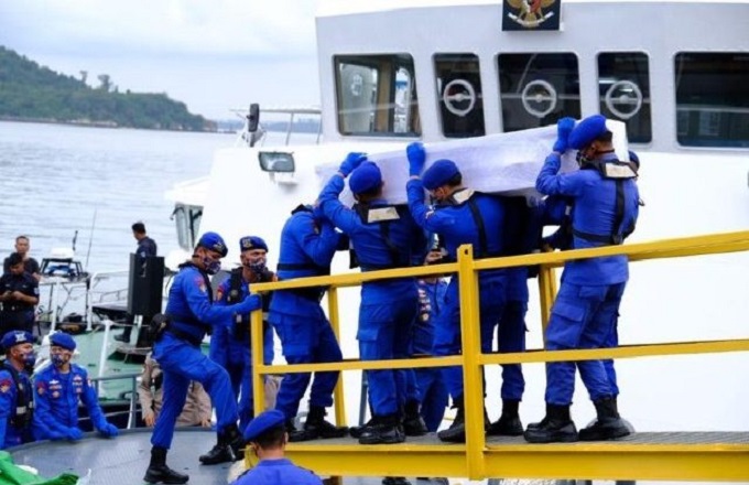Anggota-Polairud-Bawa-Peti-Jenazah-CPMI-640x429
